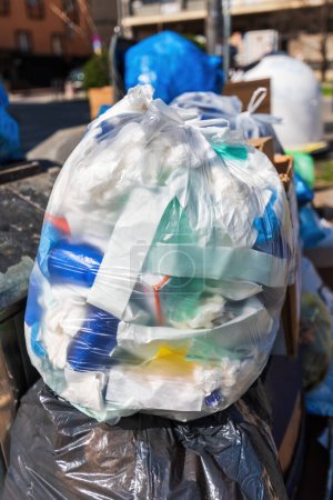 Medizinische Abfälle in Plastiktüten auf der Straße entsorgt, selektiver Fokus