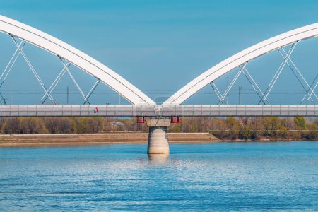 Téléchargez les photos : Pont Zezelj, pont à voûte nouée sur le Danube à Novi Sad, Voïvodine, Serbie. Cette structure a été ouverte en 2018. - en image libre de droit