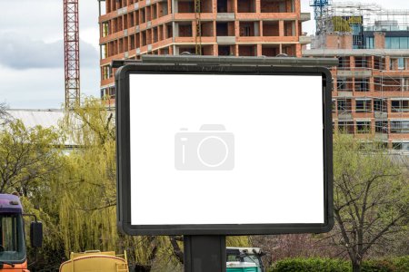 Téléchargez les photos : Modélisation extérieure de panneau d'affichage de publicité sur le chantier de construction, foyer sélectif - en image libre de droit