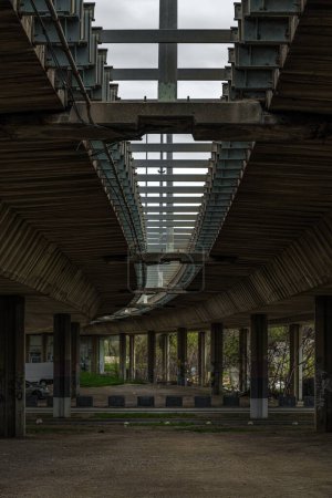 Foto de Ejemplo de estilo de arquitectura brutalista, vista de ángulo bajo de puente de paso elevado de hormigón grande, enfoque selectivo - Imagen libre de derechos