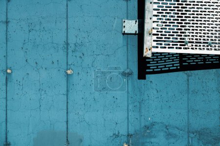 Téléchargez les photos : Mur en béton et grille métallique comme fond urbain architectural minimaliste et texture - en image libre de droit