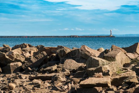 Téléchargez les photos : Gros rochers sur le rivage de la mer du Kattegat près de la ville suédoise de Halmstad, foyer sélectif - en image libre de droit