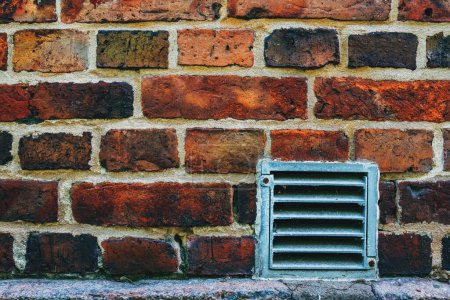 Téléchargez les photos : Petite grille de ventilation métallique sur le mur de briques à Halmstad, Suède - en image libre de droit
