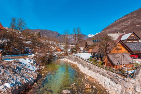 Téléchargez les photos : Stara Fuzina, Slovénie - 21 février 2023 : Rivière Mostnica traversant un village alpin slovène typique situé dans le parc national du Triglav avec de nombreux sites culturels et naturels - en image libre de droit