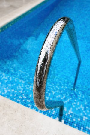 Téléchargez les photos : Garde-corps de piscine extérieure avec gouttes d'eau, mise au point sélective - en image libre de droit
