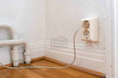 Téléchargez les photos : Vieille prise électrique européenne avec câbles sur le mur, mise au point sélective - en image libre de droit