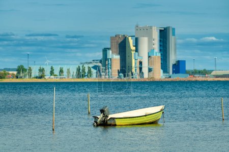Téléchargez les photos : Bateau de pêche mouillé vide avec moteur à la mer du Kattegat à Halmstad, Suède. Concentration sélective. - en image libre de droit