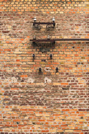 Téléchargez les photos : Fusibles électriques anciens sur la structure murale en brique comme fond - en image libre de droit
