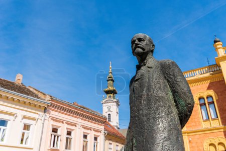Foto de Novi Sad, Serbia - 24 de marzo de 2023: Estatua de Jovan Jovanovic alias Cika Jova Zmaj, famoso poeta y médico, el primer escritor serbio que escribió poesía destinada exclusivamente a niños - Imagen libre de derechos