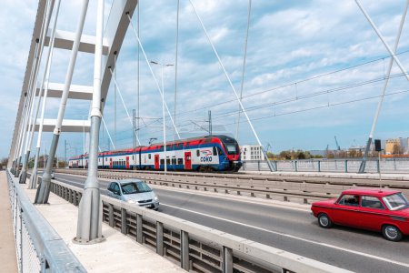 Téléchargez les photos : Novi Sad, Serbie - 13 avril 2023 : Train à grande vitesse Soko sur le pont Zezelj sur le pont du Danube. Ce train circule entre Belgrade et Novi Sad et peut atteindre une vitesse de 200 km / h - en image libre de droit