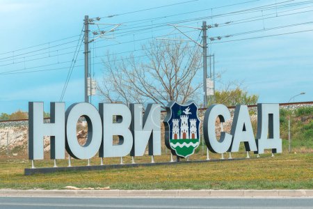 Téléchargez les photos : Novi Sad, Serbie - 13 avril 2023 : Panneau lumineux de Novi Sad LED avec le nom de la ville en alphabet cyrillique à l'entrée - en image libre de droit