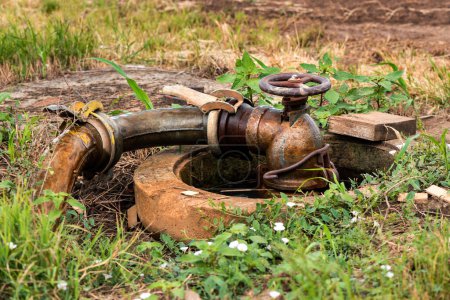 Téléchargez les photos : Vanne de station de pompe d'irrigation agricole sur le terrain, foyer sélectif - en image libre de droit