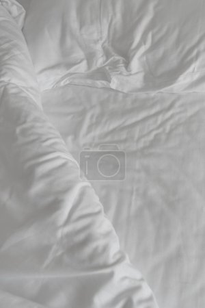 Téléchargez les photos : Texture of crumpled white bed sheets as background, top view - en image libre de droit