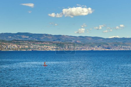 Téléchargez les photos : Kvarner golfe de la mer Adriatique en Croatie, homme pagaie sur l'eau - en image libre de droit
