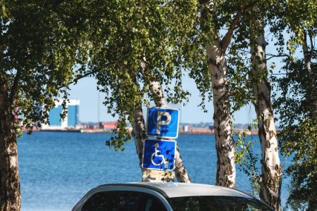 Foto de Señal de plaza de aparcamiento para discapacitados reservada en la costa del mar de Kattegat en Halmstad, Suecia. Enfoque selectivo. - Imagen libre de derechos