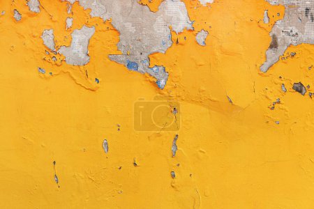 Foto de Antigua pared dañada desgastada con superficie enlucida y malla de fibra de vidrio visible que protege la capa de yeso de agrietarse como fondo - Imagen libre de derechos