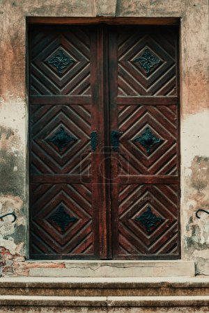 Foto de Antigua puerta de madera desgastada con patrón de diamante simétrico como fondo - Imagen libre de derechos