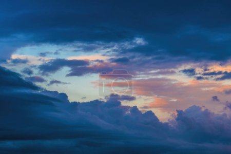 Foto de Cielo espectacular puesta de sol y nubes en una variedad de colores de cálido a frío como fondo - Imagen libre de derechos