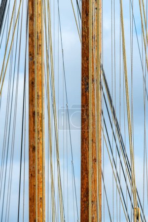 Téléchargez les photos : Voilier mât en bois avec cordes, mise au point sélective - en image libre de droit
