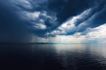 Foto de Nubes lluviosas sobre la ciudad de Rijeka en Croacia en la costa del mar Adriático, el clima y el fondo climático - Imagen libre de derechos