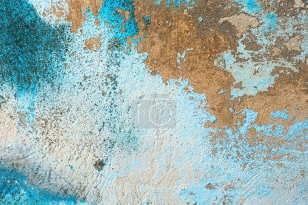 Foto de Pintura azul pelando la vieja pared de hormigón de una casa desgastada como fondo y elemento de diseño texturizado - Imagen libre de derechos