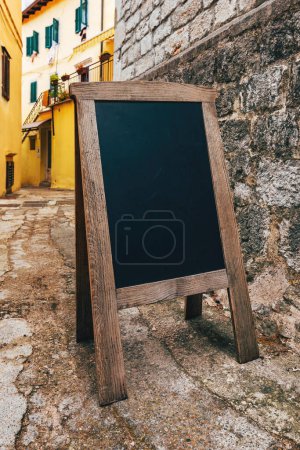 Téléchargez les photos : Cafe restaurant chalkboard mockup, blank information board on streets of Lovran old town, selective focus - en image libre de droit