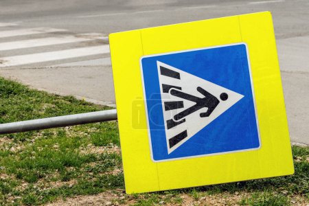 Téléchargez les photos : Panneau européen de passage pour piétons renversé au sol - en image libre de droit