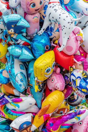 Foto de Zrenjanin, Serbia - 29 de abril de 2023: Manojo de globos de helio con varios personajes de dibujos animados famosos para niños en el mercado callejero - Imagen libre de derechos