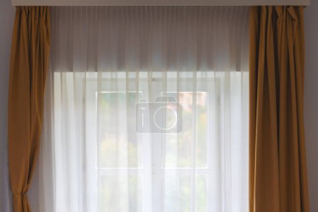 Foto de Persianas y cortinas en el apartamento junto al mar, enfoque selectivo - Imagen libre de derechos