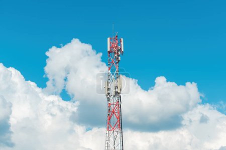 Téléchargez les photos : Station de base de téléphonie mobile sur la tour de communication contre le ciel nuageux de l'été - en image libre de droit