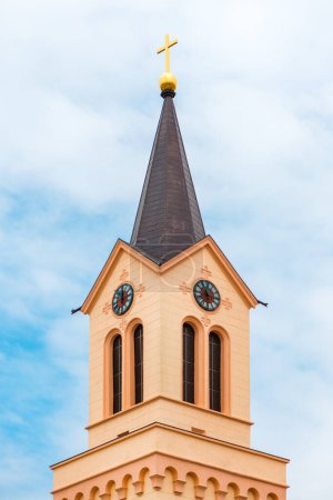 Foto de Torre de campanario de la catedral católica de San Juan de Nepomuk en Zrenjanin, Serbia construida a finales del siglo XIX - Imagen libre de derechos
