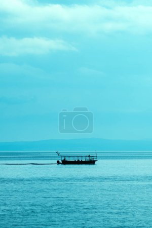 Téléchargez les photos : Silhouette de voilier à la baie de Kvarner de la mer Adriatique en été matin, mise au point sélective - en image libre de droit