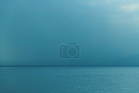 Foto de Nube de lluvia tormentosa sobre el mar, tempestad de verano en la costa del mar Adriático, gran ángulo de tiro - Imagen libre de derechos
