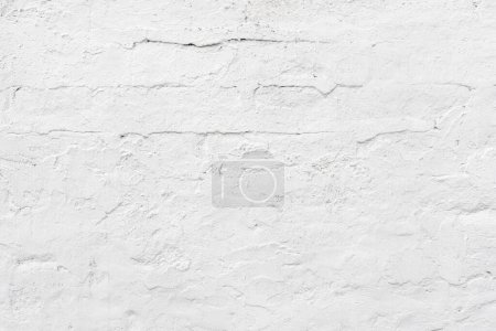 Téléchargez les photos : Vieux mur en plâtre peint en blanc avec motif en brique comme fond - en image libre de droit