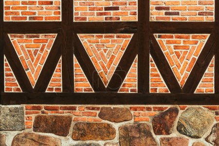 Téléchargez les photos : Mur de vieille maison à colombages, motif de mur de briques avec cadre en bois de solive. Détail de la ville de Halmstad en Suède. Architecture de style scandinave et fond de design. - en image libre de droit