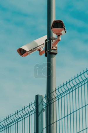 Téléchargez les photos : Caméras de surveillance de la prison montées sur le poteau, mise au point sélective - en image libre de droit
