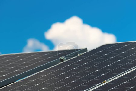 Foto de Dispositivo de panel solar que convierte la luz solar en electricidad mediante el uso de células fotovoltaicas, enfoque selectivo - Imagen libre de derechos