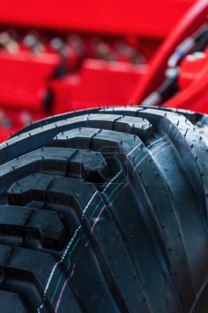 Téléchargez les photos : Neuf pneu tracteur inutilisé avec bande de roulement, mise au point sélective - en image libre de droit