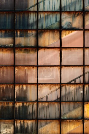 Téléchargez les photos : Vieux mur de verre sale d'un bâtiment comme fond grunge, image verticale - en image libre de droit