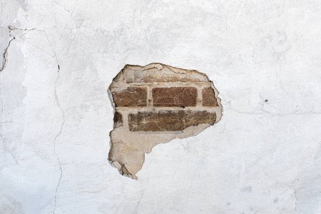 Téléchargez les photos : Stuc fissuré sur vieux mur de briques comme fond et texture - en image libre de droit