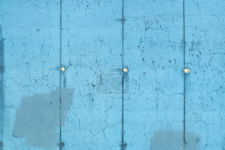 Foto de Textura de fachada de pared de hormigón azul con patrón agrietado como fondo y espacio de copia - Imagen libre de derechos