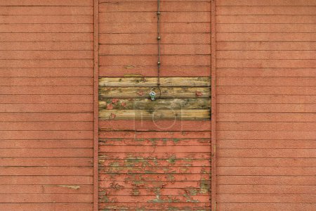 Foto de Antiguo interruptor de luz eléctrica y cable en la pared exterior del cobertizo de madera desgastada, espacio de copia incluido - Imagen libre de derechos