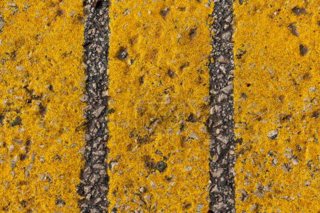 Téléchargez les photos : Modèle de bande jaune sur route asphaltée comme fond abstrait, vue de dessus - en image libre de droit