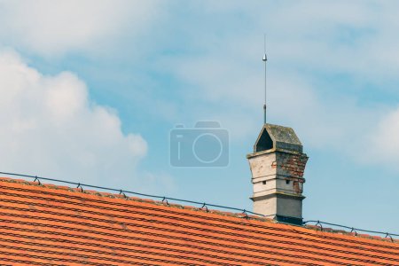 Téléchargez les photos : Cheminée sur le toit avec paratonnerre, mise au point sélective - en image libre de droit
