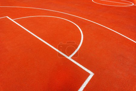 Téléchargez les photos : Fond abstrait minimaliste d'un terrain de basket-ball extérieur en tartan orange avec des lignes blanches. Concentration sélective. - en image libre de droit