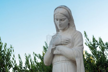 Foto de Crikvenica, Croacia - 18 de julio de 2023: Estatua de la Virgen María frente a la Iglesia de la Asunción de la Santísima Virgen María - Imagen libre de derechos