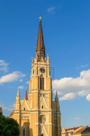 Téléchargez les photos : Novi Sad, Serbie - 8 juillet 2023 : Nom de l'église Marie, cathédrale catholique au centre-ville. Le clocher de 72 mètres avec la croix d'or fut achevé en octobre 1894. - en image libre de droit