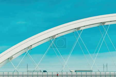 Téléchargez les photos : Deux semi-remorques traversant le pont sur le Danube à Novi Sad - en image libre de droit