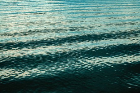 Foto de Una estela, la ola creada por el barco en marcha mientras desplaza el agua - Imagen libre de derechos