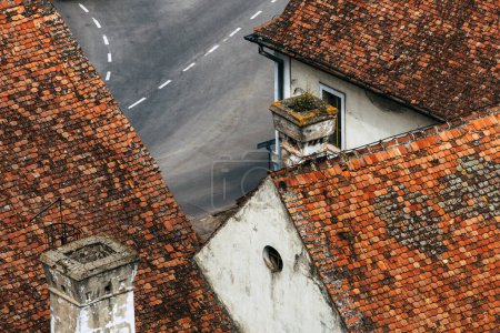 Foto de Vista en ángulo alto de tejados desgastados y chimeneas de casa en el casco antiguo de Petrovaradin, ahora parte de Novi Sad en Serbia - Imagen libre de derechos